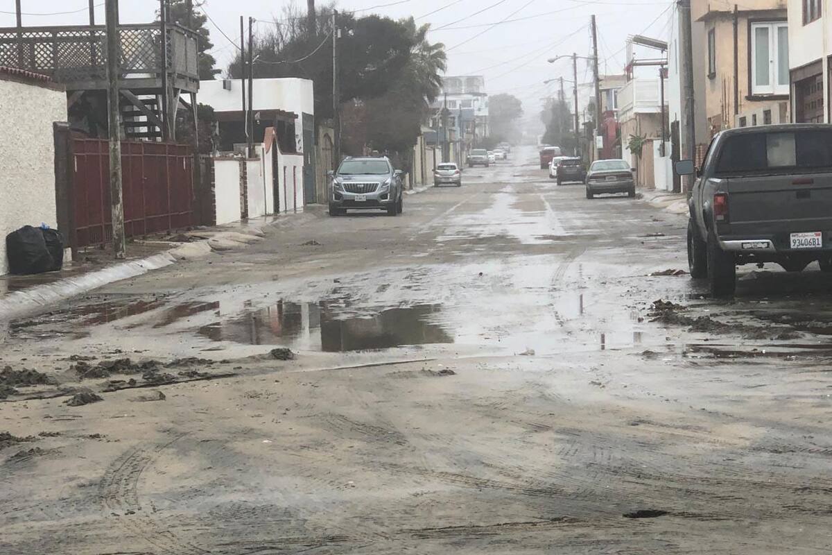 Alto oleaje en Rosarito afecta calles aledañas a playas