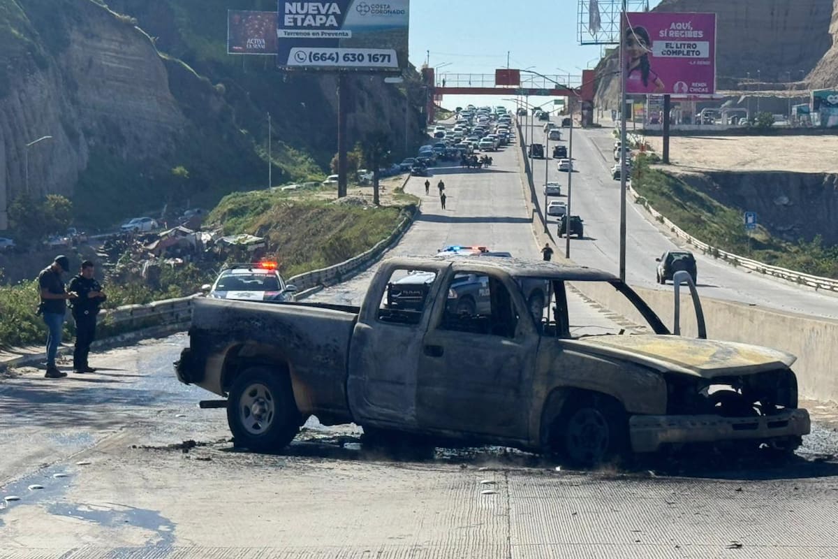 Camioneta incendiada altera circulación en zona de Los Laureles