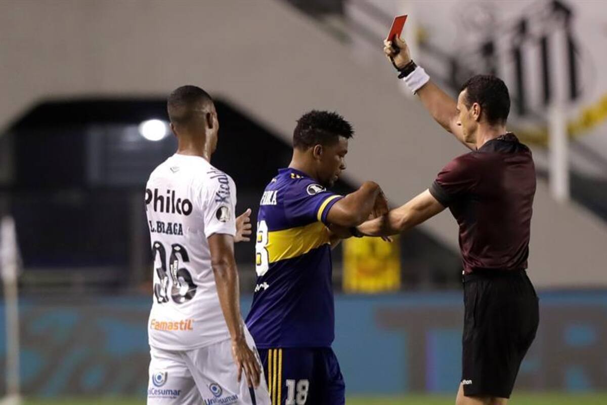 VIDEO: El descarado pisotón de un jugador de Boca Juniors con el que fue expulsado