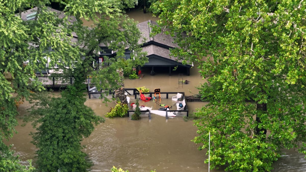 Las inundaciones cubrieron calles, viviendas y áreas residenciales de Indianapolis tras varios días de fuertes lluvias. Foto: AP.