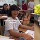“La vida es demasiado corta… confiesa y corre”: adolescente se declara a su compañera con una flor y huye después