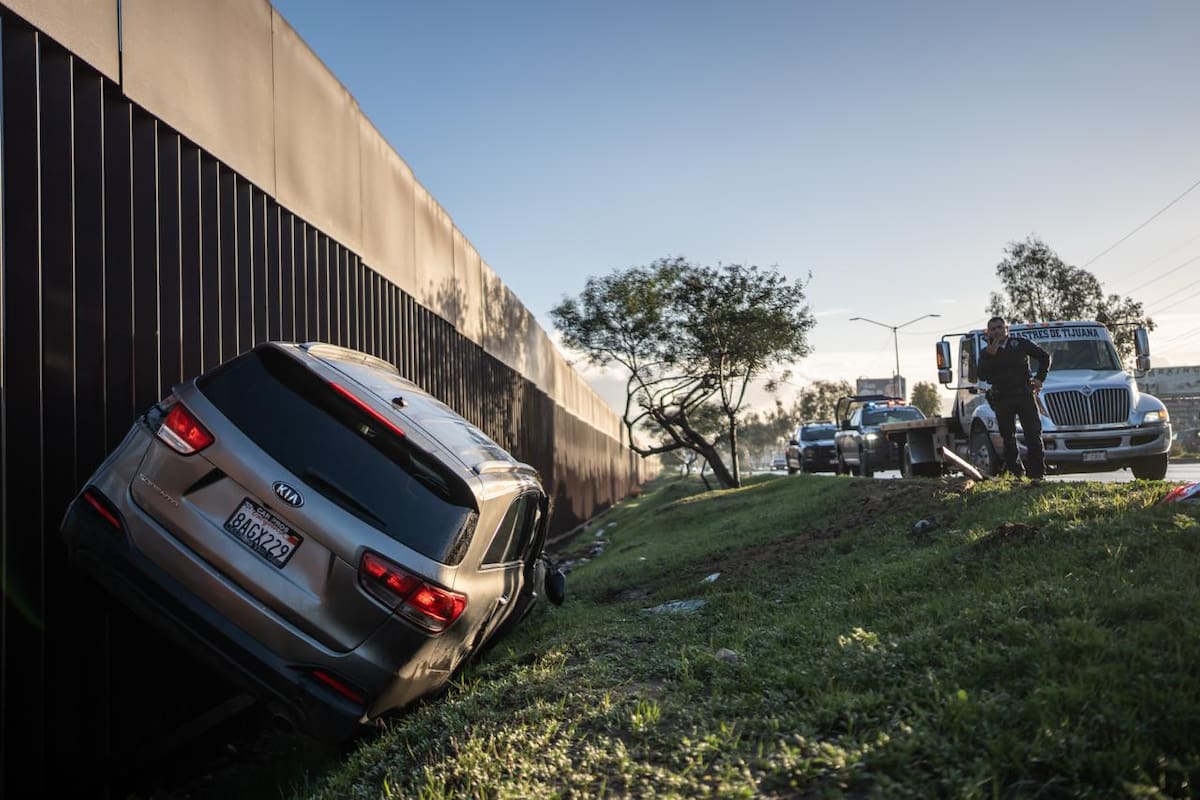Vehículo vuelca y choca contra muro fronterizo en carretera Aeropuerto