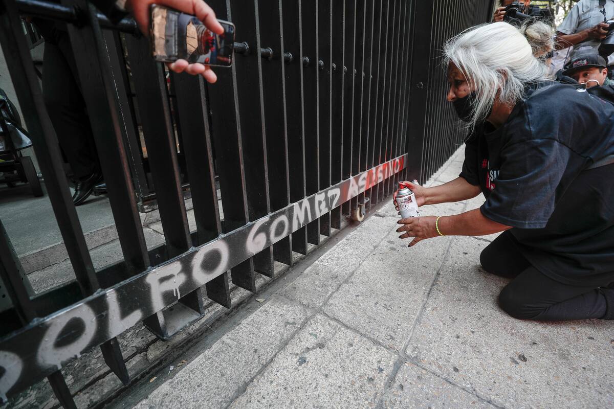 Activistas exigen sanción a legislador mexicano por ritual de sacrificio de gallina en el Senado