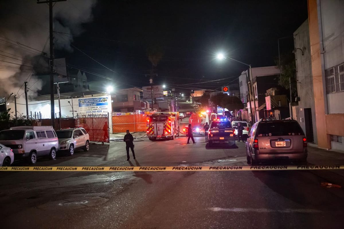 Atacan lote de compra-venta de autos con bombas molotov