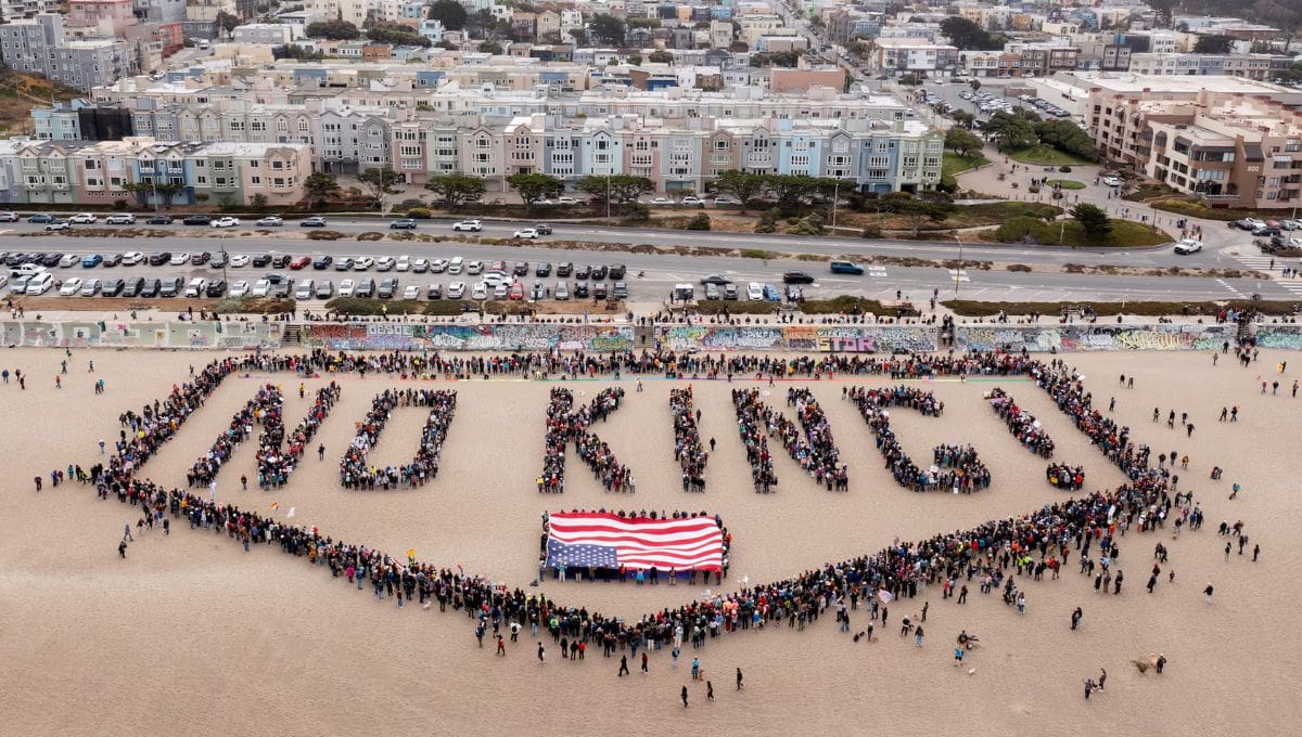 Personas forman una pancarta humana en Ocean Beach durante las protestas, en San Francisco. SANTIAGO MEJIA (AP)