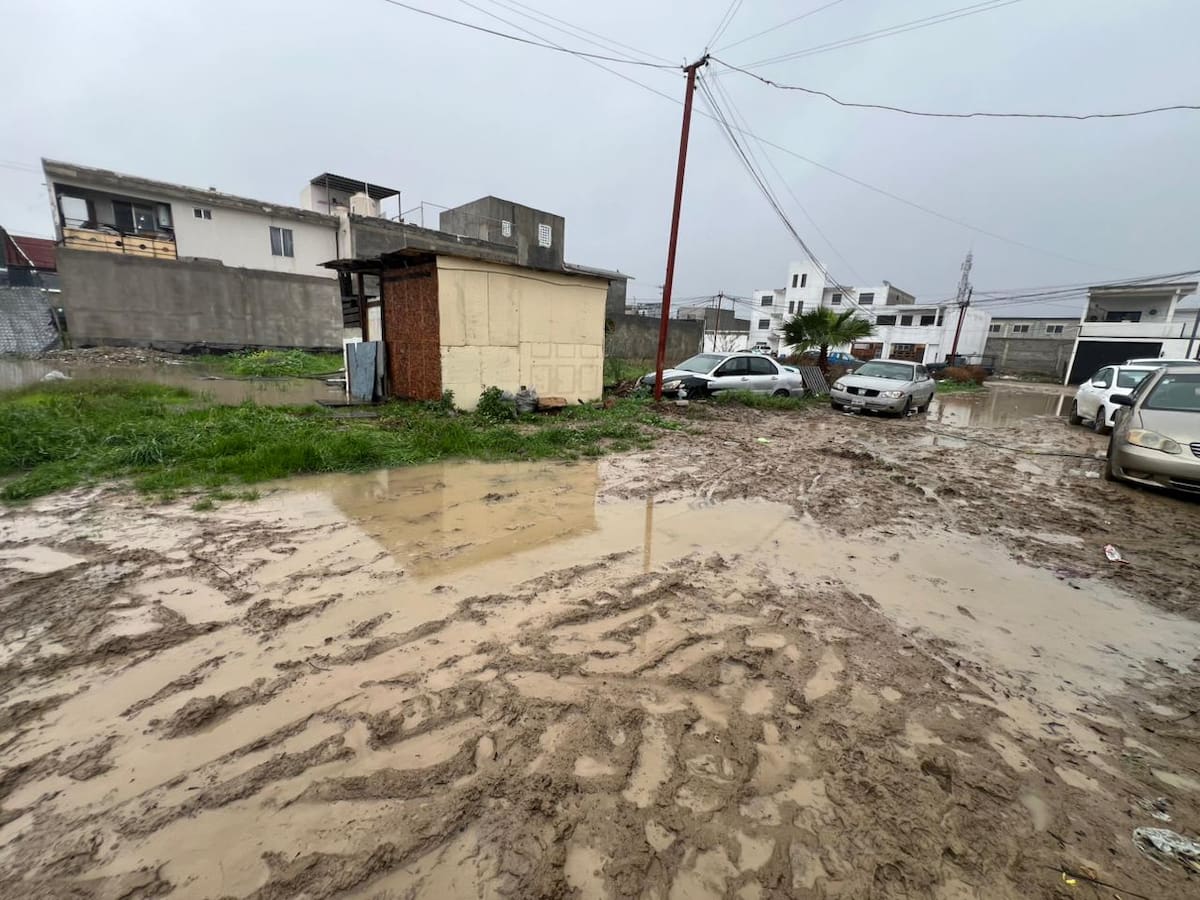 Las lluvias de la madrugada provocaron que el agua ingresara a una vivienda de la colonia Jardín Dorado, causando daños en ropa, calzado y muebles en el cuarto donde duermen tres menores de edad. Fotos: Leonardo González