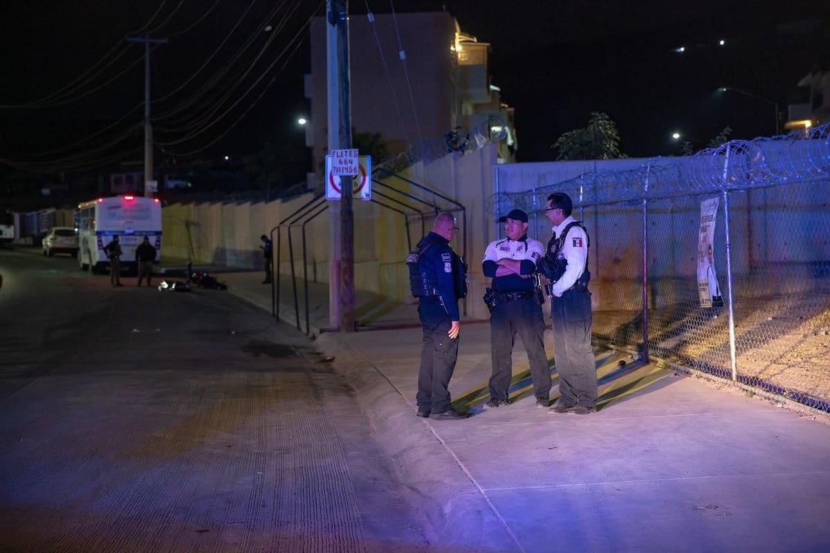 El accidente ocurrió sobre el bulevar García, a la altura del fraccionamiento Natura; el conductor del autobús fue agredido y quedó a disposición de la Fiscalía. Foto: Border Zoom