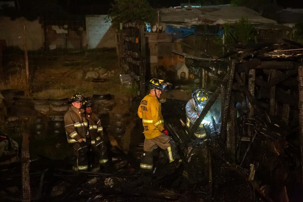Fuego consume una casa y una traila en el Cañón del Padre