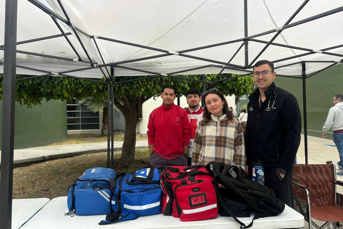 Paramédicos de Cruz Roja y pasantes atienden a aspirantes en UABC