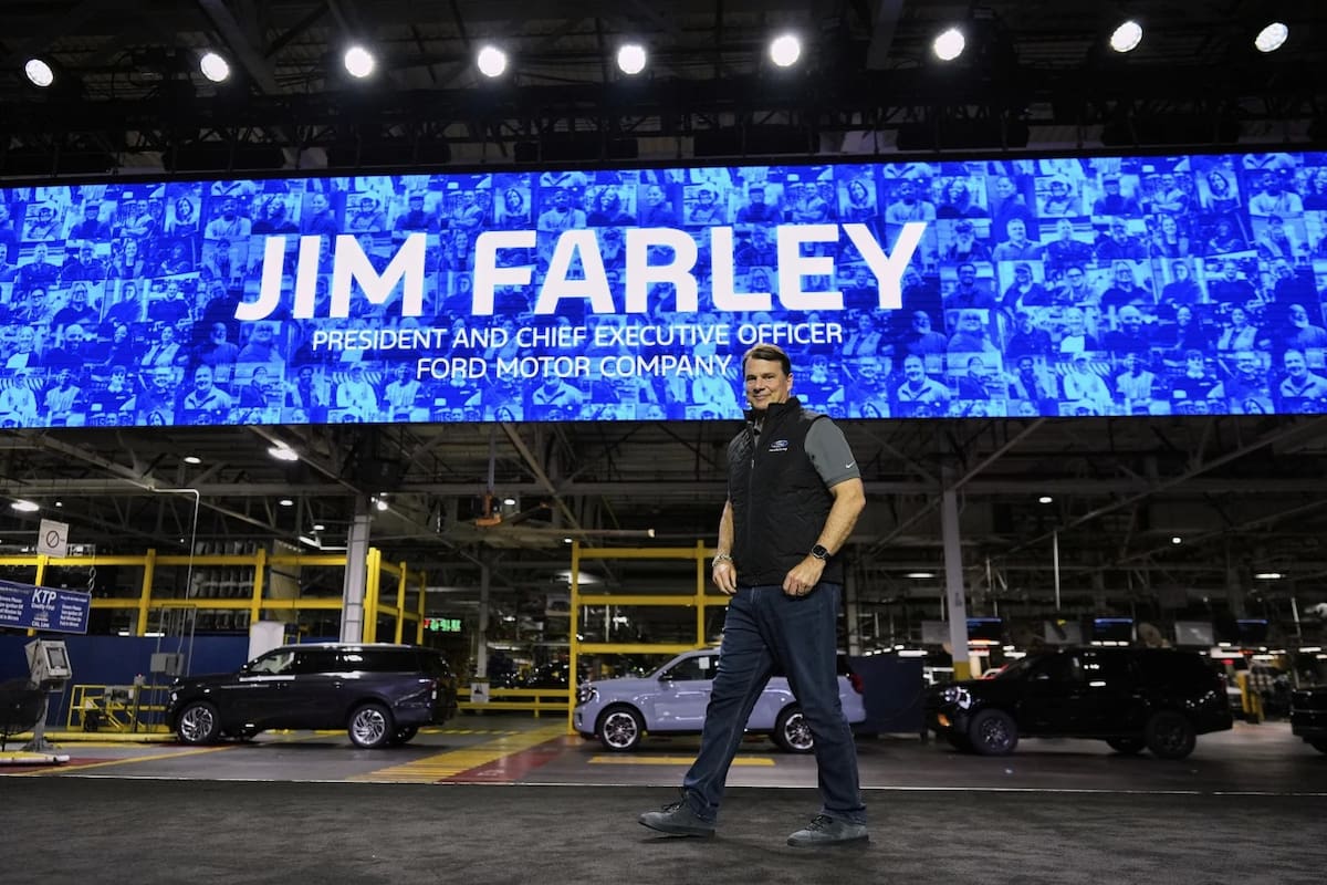 Jim Farley, presidente y director ejecutivo de Ford, en la planta de autos de Ford Motor Company en Kentucky durante el lanzamiento de la Ford Expedition 2025, el miércoles 30 de abril de 2025, en Louisville, Kentucky. | Crédito: AP/Carolyn Kaster
