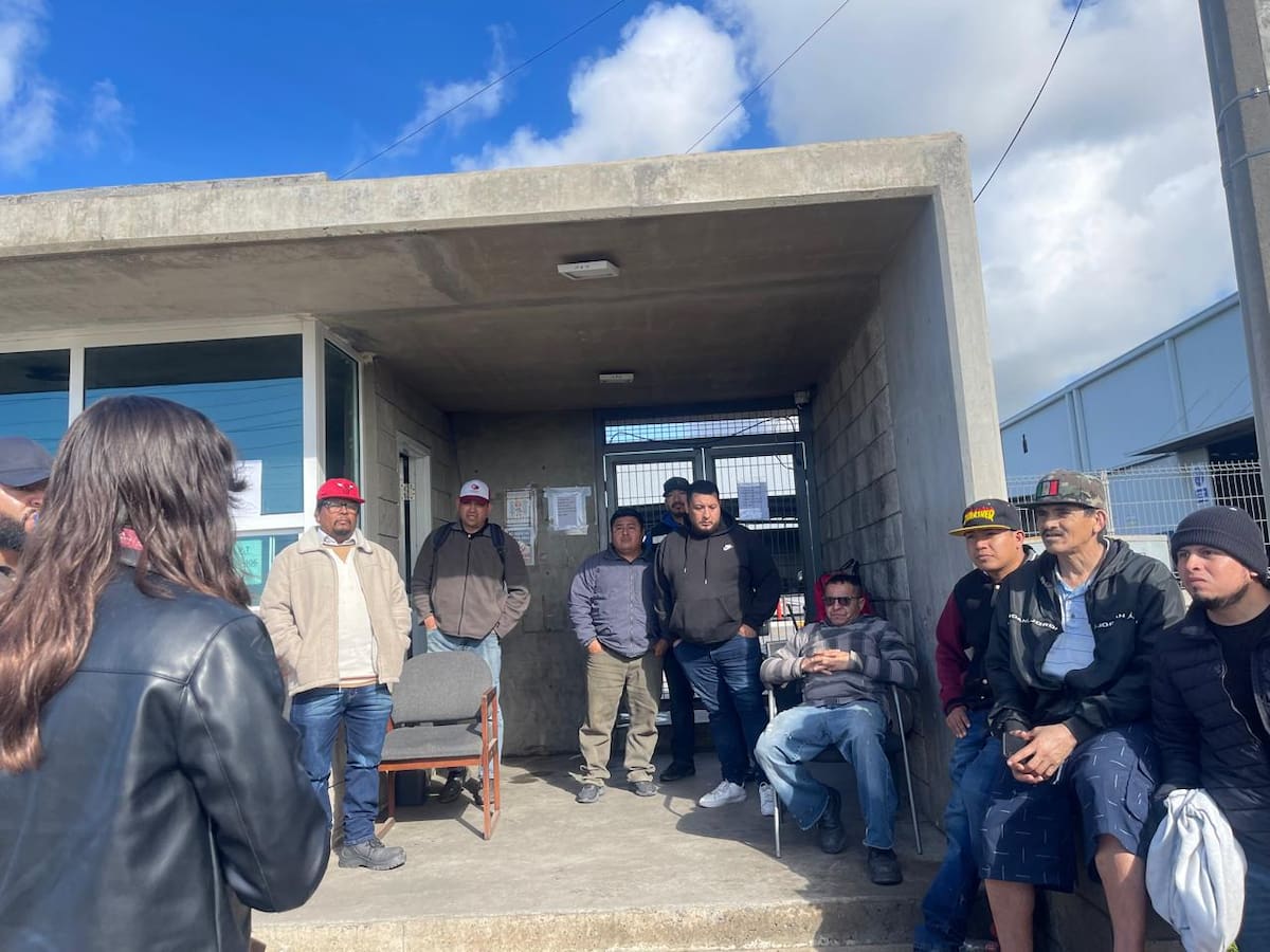 Más de 50 afectados al regresar a laborar este lunes se encontraron con la sorpresa de que las puertas estaban cerradas. Foto: Carmen Gutierrez