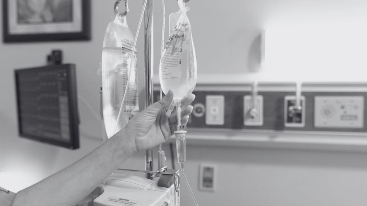 Enfermera japonesa es arrestada por presuntamente matar a un paciente al mezclar heces en su vía intravenosa tras buscar en internet si eso podía ser letal