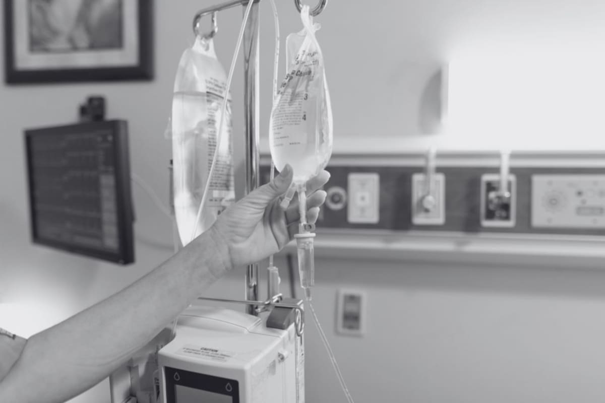 Enfermera japonesa es arrestada por presuntamente matar a un paciente al mezclar heces en su vía intravenosa tras buscar en internet si eso podía ser letal