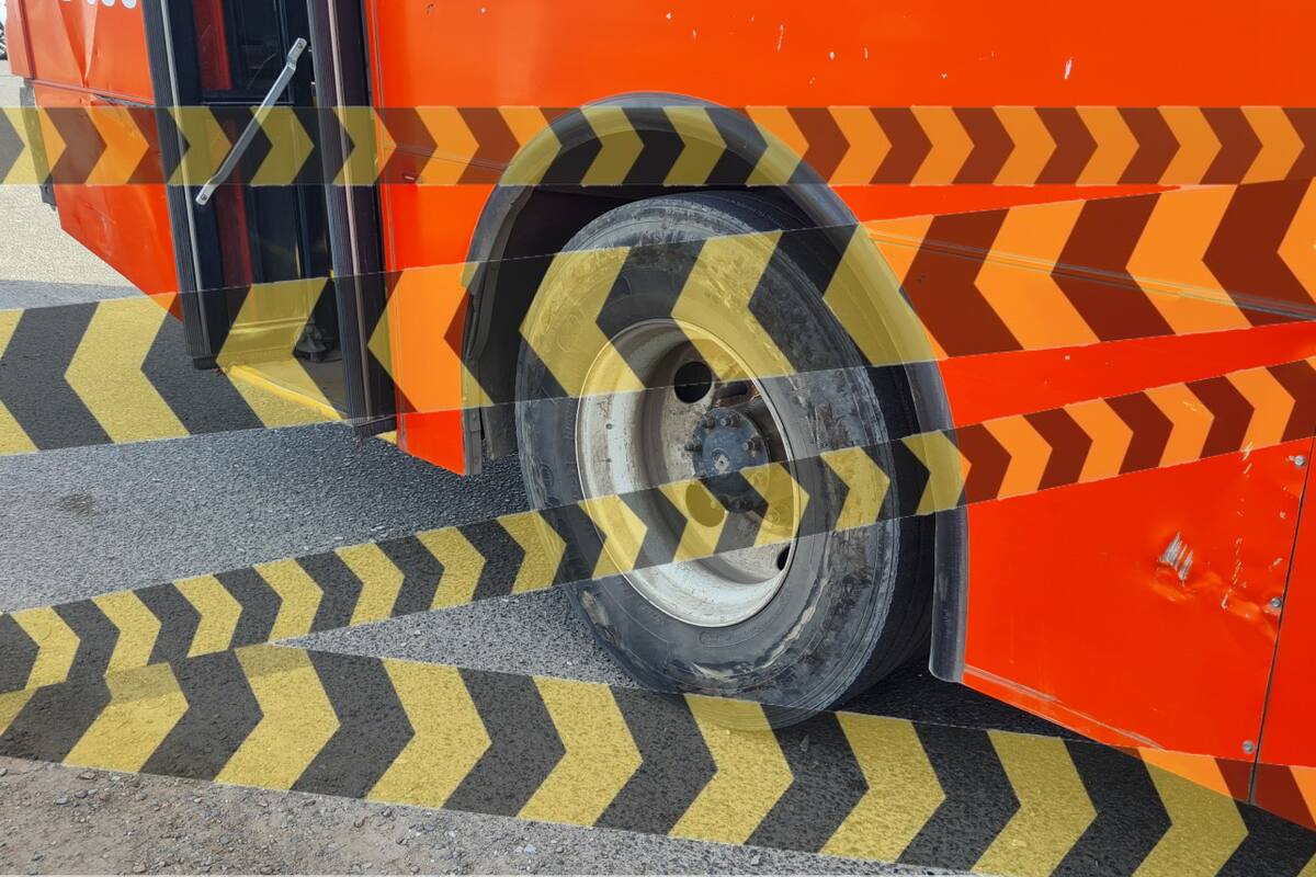 Muere motociclista por choque contra camión urbano en salida de Hermosillo a Nogales