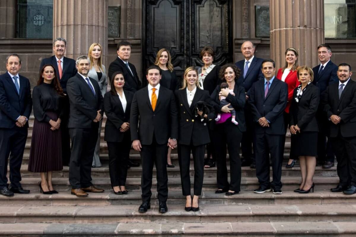 Samuel García comparte fotografía de su gabinete acompañado de su nueva mascota