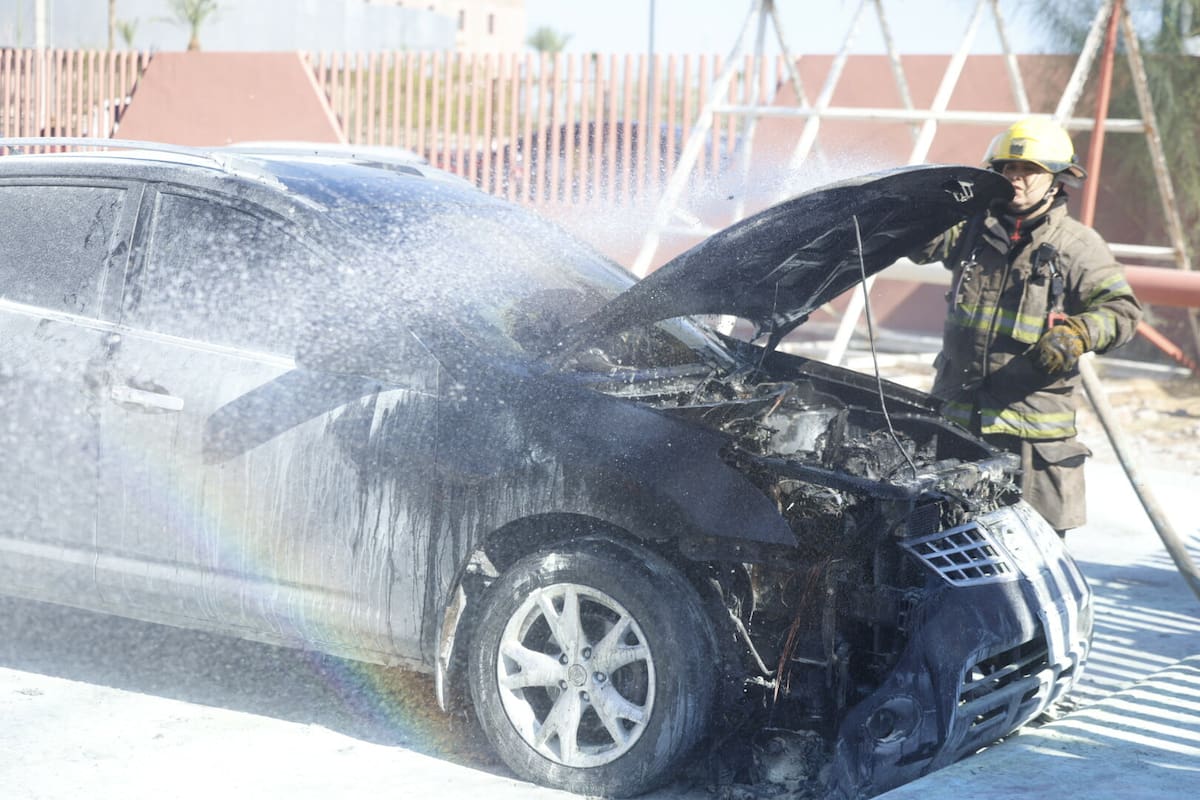 Un vehículo se incendió esta mañana en el estacionamiento de la Casa de la Cultura, causando pérdidas totales