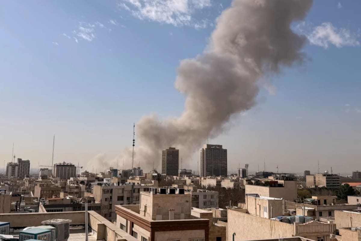 Explosión en Teherán sacude la capital iraní: ataque cerca de las oficinas de Khamenei genera alarma internacional y sirenas en Israel mientras crecen tensiones con Estados Unidos
