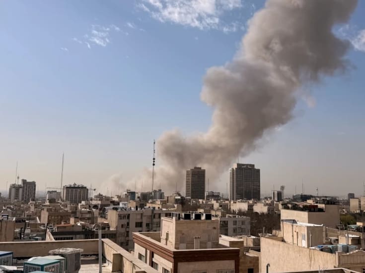 Explosión en Teherán sacude la capital iraní: ataque cerca de las oficinas de Khamenei genera alarma internacional y sirenas en Israel mientras crecen tensiones con Estados Unidos