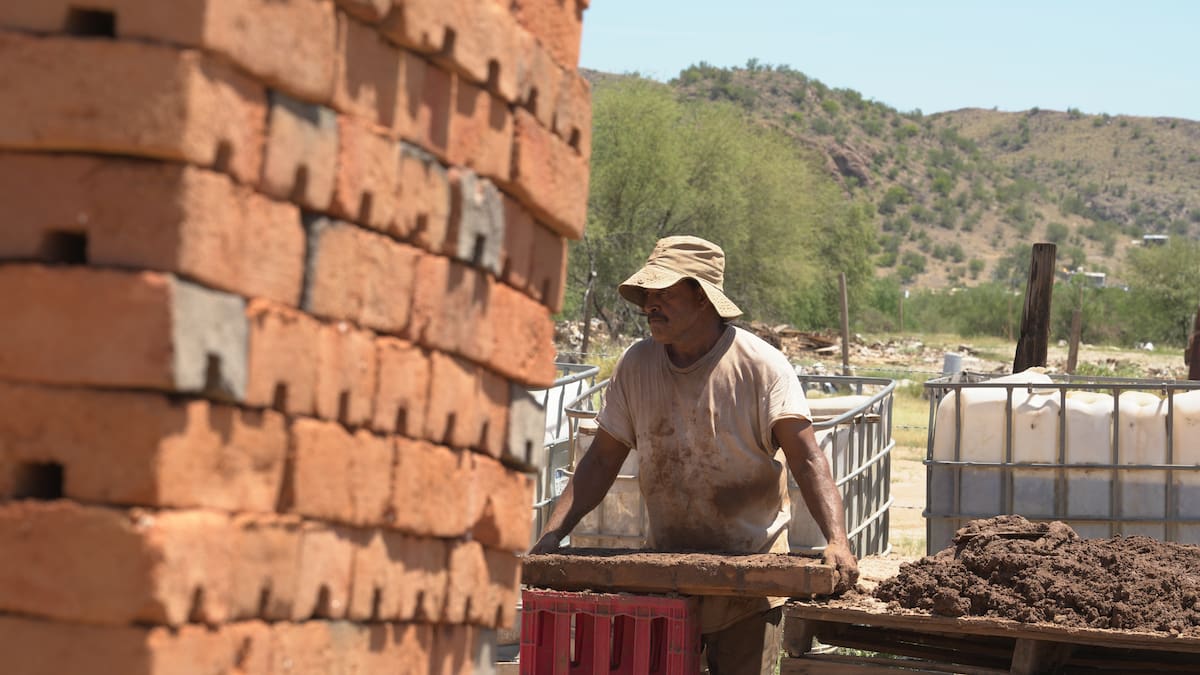 FABRICACIÓN DE LADRILLO en Hermosillo: El trabajo artesanal a más de 50 GRADOS CENTÍGRADOS
