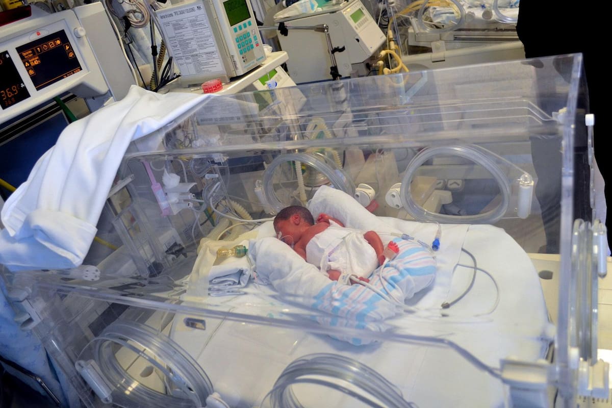 Adriana Smith dio a luz tras ser mantenida con soporte vital por leyes antiaborto luego de ser declarada con muerte cerebral; su bebé nació por cesárea y sigue en terapia intensiva