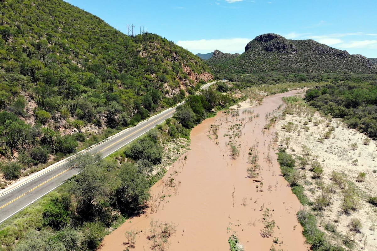 Huracán Polo en Sonora: Junta de Caminos despliega a más de 200 trabajadores para atender emergencias en carreteras para atender posibles derrumbes y crecidas de arroyos