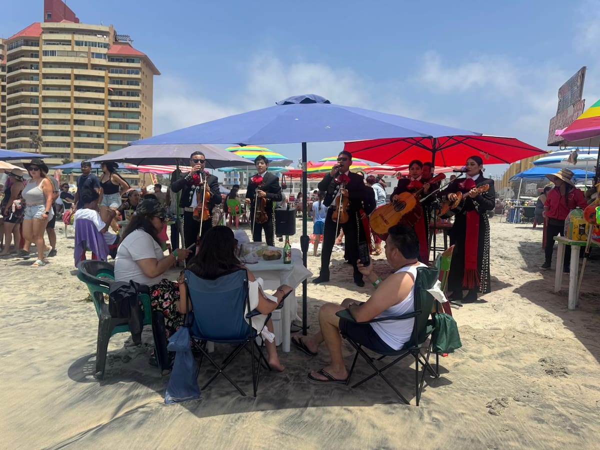 Cientos de familias acudieron este sábado a la playa de Rosarito para refrescarse del calor, mientras salvavidas mantuvieron la bandera roja por el fuerte oleaje. Foto: Carmen Gutiérrez.
