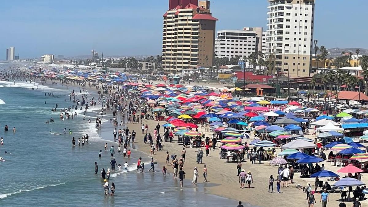 Calor extremo lleva a visitantes a disfrutar la playa de Rosarito este fin de semana