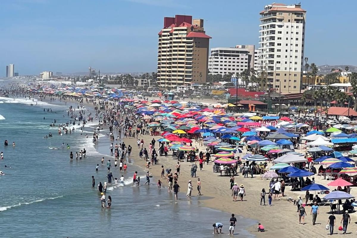 Abarrotan playas por intenso calor