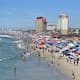 Calor extremo lleva a visitantes a disfrutar la playa de Rosarito este fin de semana