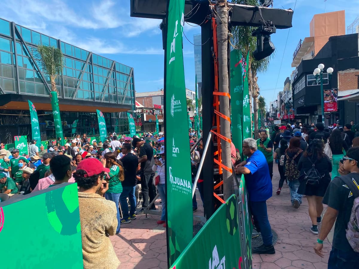 Desde temprana hora, aficionados comenzaron a llegar a la avenida Revolución para presenciar el debut de México en la Copa Mundial de la FIFA 2026 y participar en las actividades del Baja Fut Fest. Foto: Emmanuel Castañeda