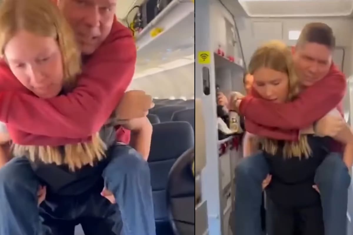 ‘Mis respetos a esta hija’: joven se vuelve viral por cargar a su padre ante la demora de su silla de ruedas en un aeropuerto