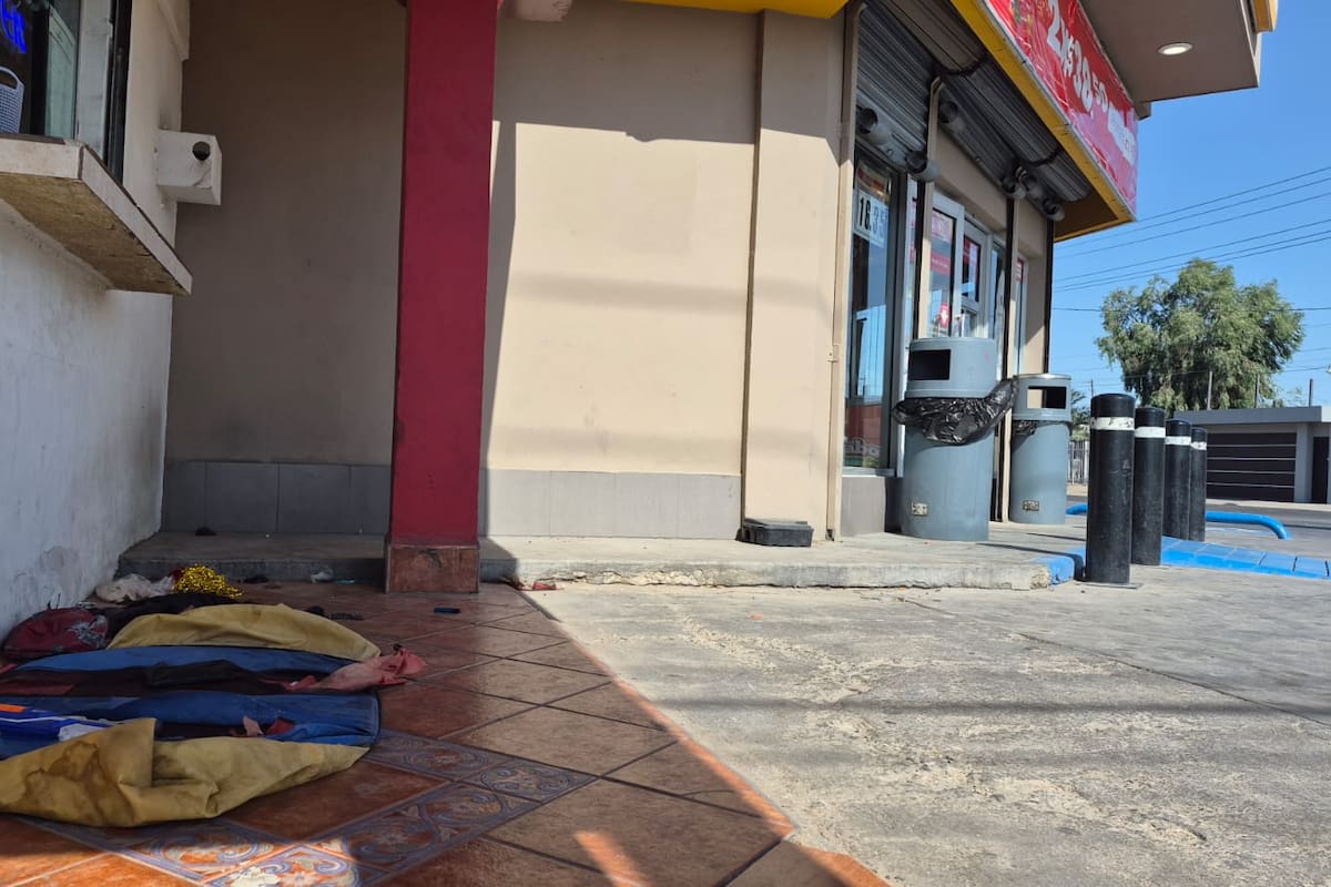 Hombre fallece sobre una casa de cambio por presunto golpe de calor en la González Ortega
