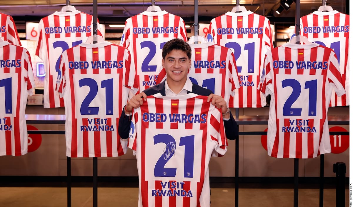 Obed Vargas muestra su jersey con el número 21 en su llegada al Atlético de Madrid en febrero del 2026. (Foto: Archivo GH)