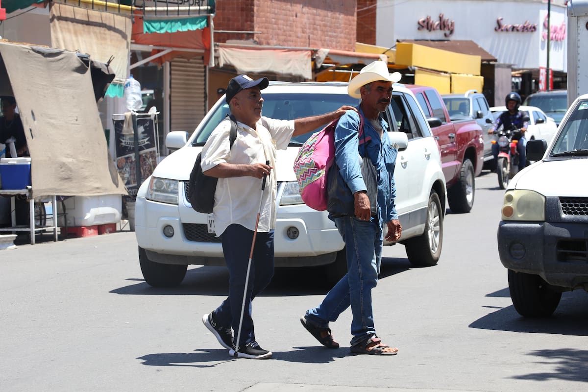 Cruzar Hermosillo con bastón blanco: un riesgo diario para personas ciegas