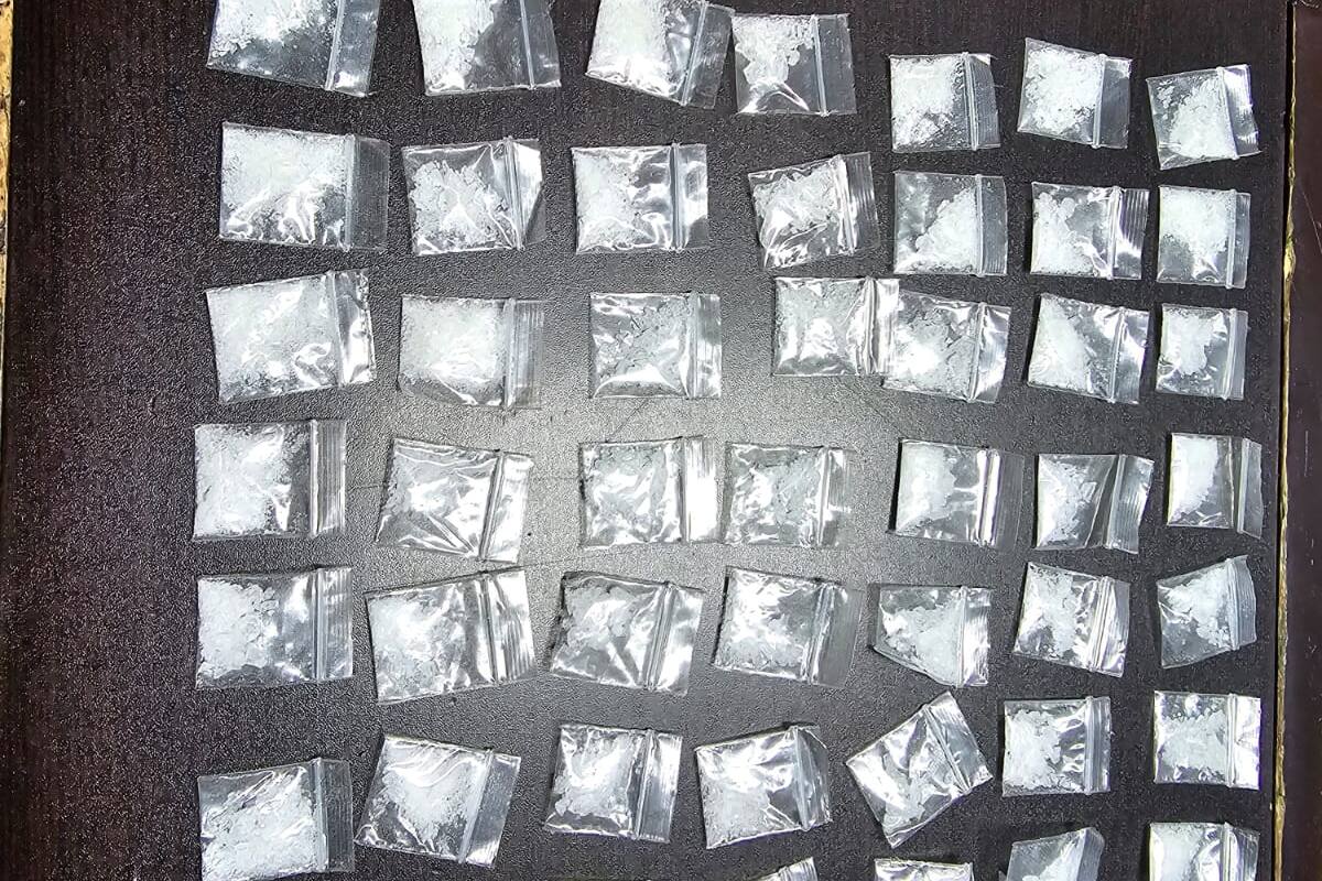 Capturan a hombre con medio centenar de dosis de metanfetamina