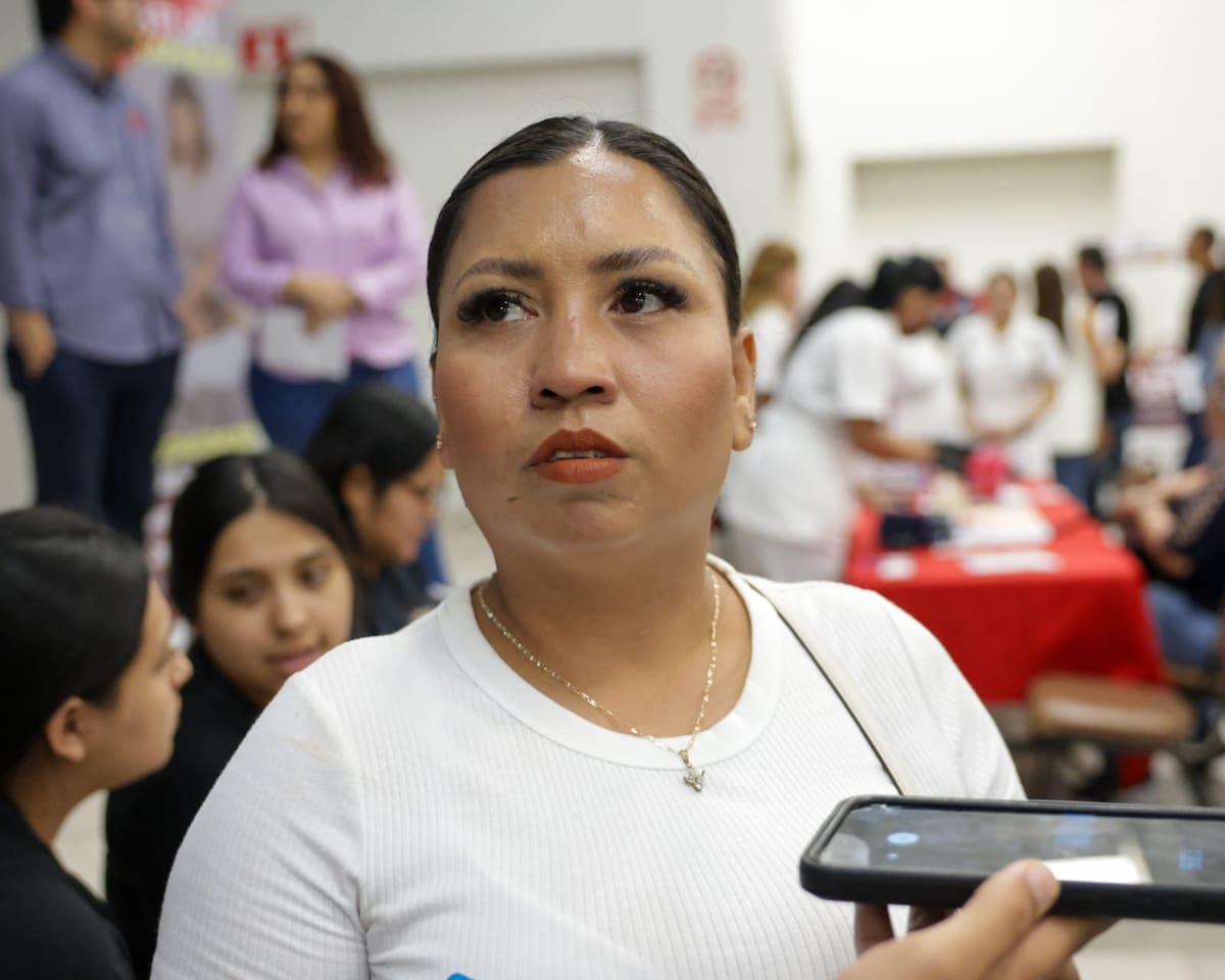 Claudia Monroy, quien acudió en busca de una oportunidad laboral para su hijo Daniel Monroy, destacó la importancia de este tipo de espacios. l Foto: Javier Gallegos