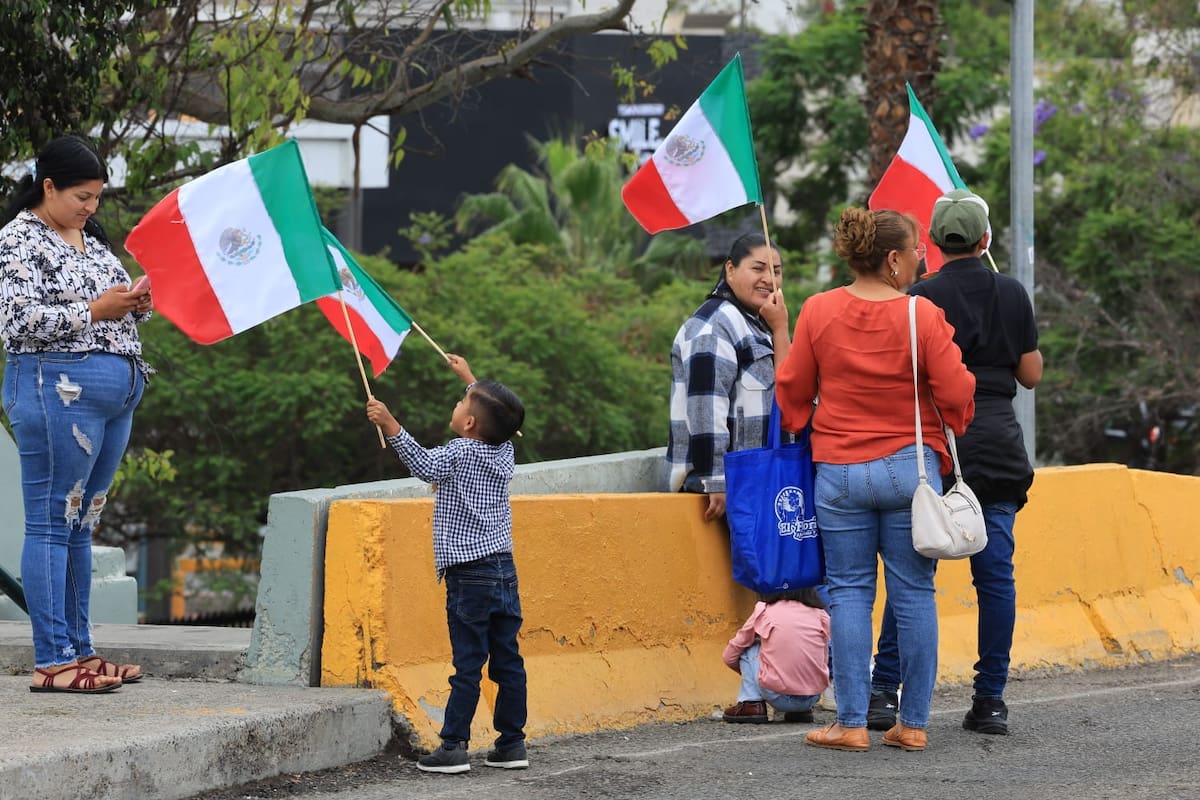 Madrugaron para verlos desfilar: familias acompañan a hijos y nietos en el 16 de septiembre en Tijuana