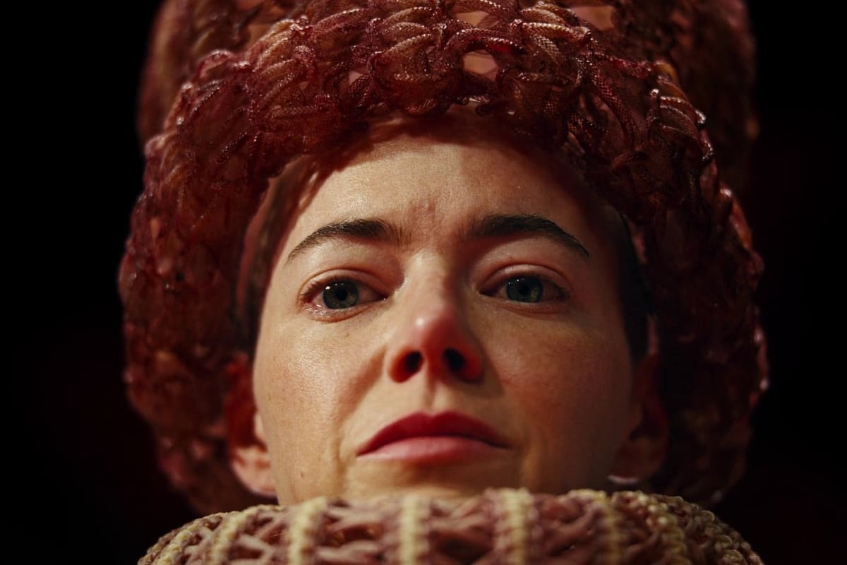 ¿De qué trata “Bugonia”? La película con la que Emma Stone rompió récords en los Oscars