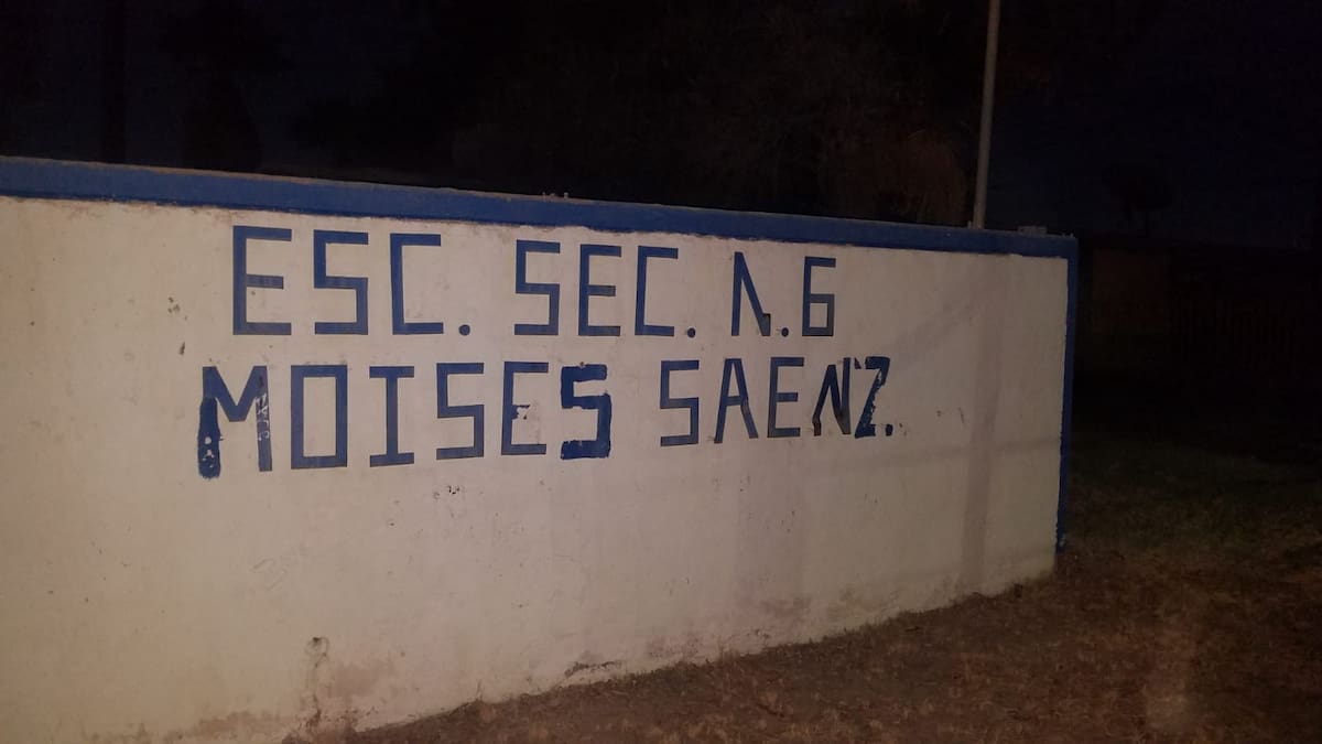 Agentes se dirigieron al lugar y encontraron a los sospechosos dentro de las instalaciones; uno vestía una camiseta gris y el otro una sudadera verde con pantalón negro. Foto: Cortesía