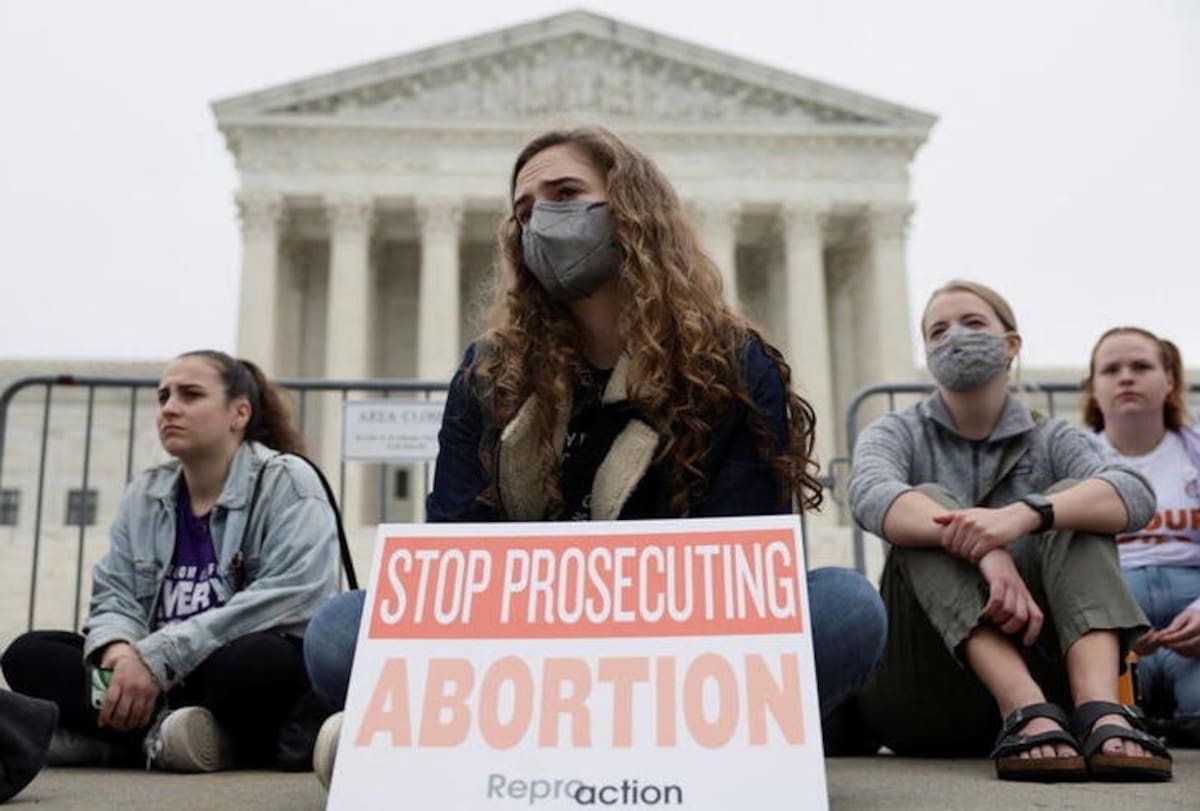 Manifestantes se sientan fuera de la Corte Suprema después de la filtración de un borrador de opinión mayoritaria escrito por el juez Samuel Alito que preparaba una mayoría de la corte para anular el histórico caso Roe vs Wade sobre el derecho al aborto, en Washington, EEUU, 3 de mayo de 2022. REUTERS/Evelyn Hockstein