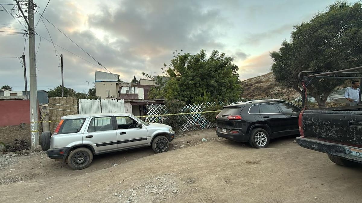 Elementos de la Policía Municipal acordonaron la calle Privada Misión, en la colonia Huacatay, tras el ataque armado que dejó un hombre muerto y otro gravemente herido. Foto: Cortesía.