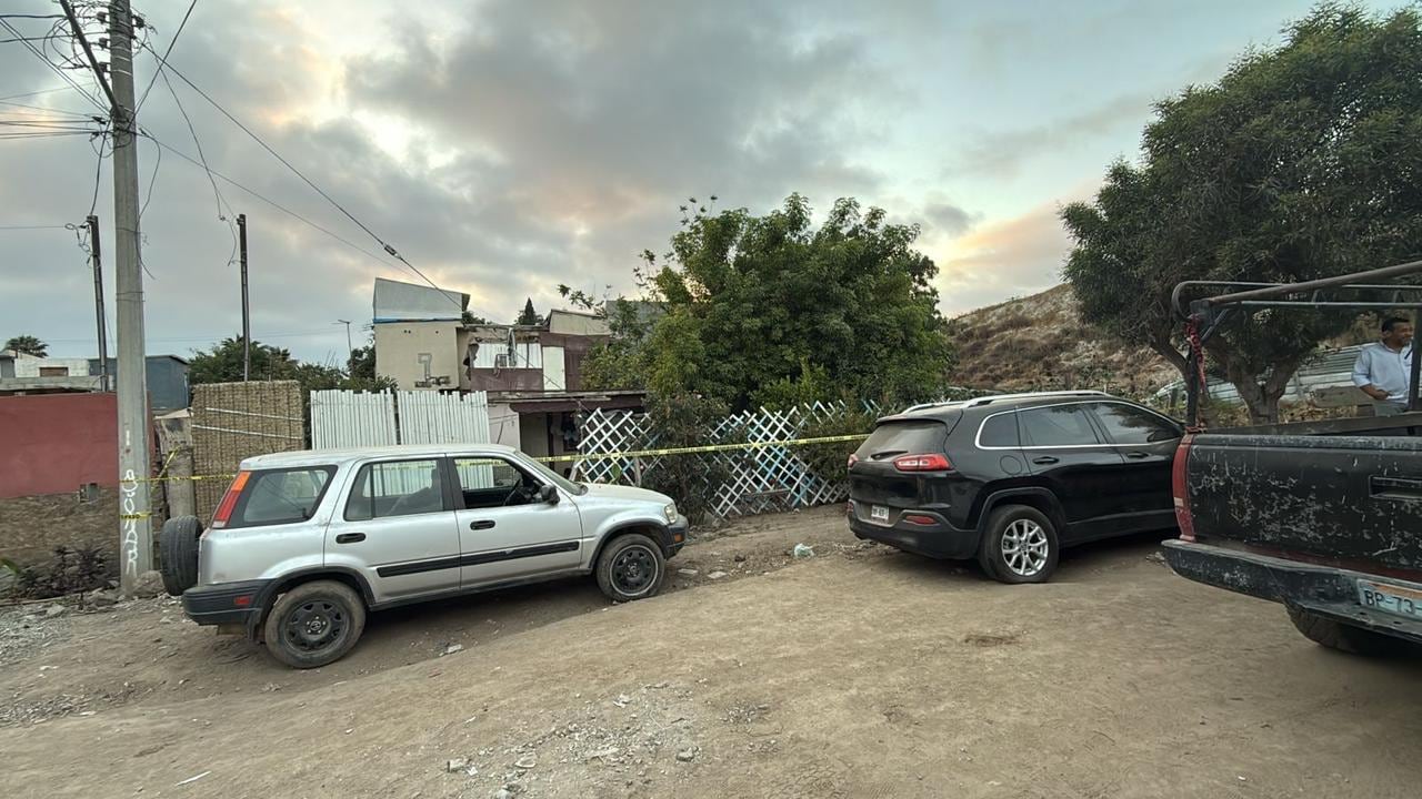 Elementos de la Policía Municipal acordonaron la calle Privada Misión, en la colonia Huacatay, tras el ataque armado que dejó un hombre muerto y otro gravemente herido. Foto: Cortesía.