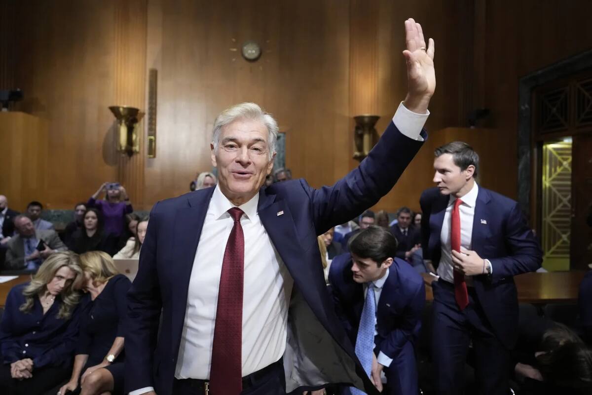 El Dr. Mehtmet Oz fue nombrado al frente de Medicare en una ceremonia dentro de la Casa Blanca. | AP