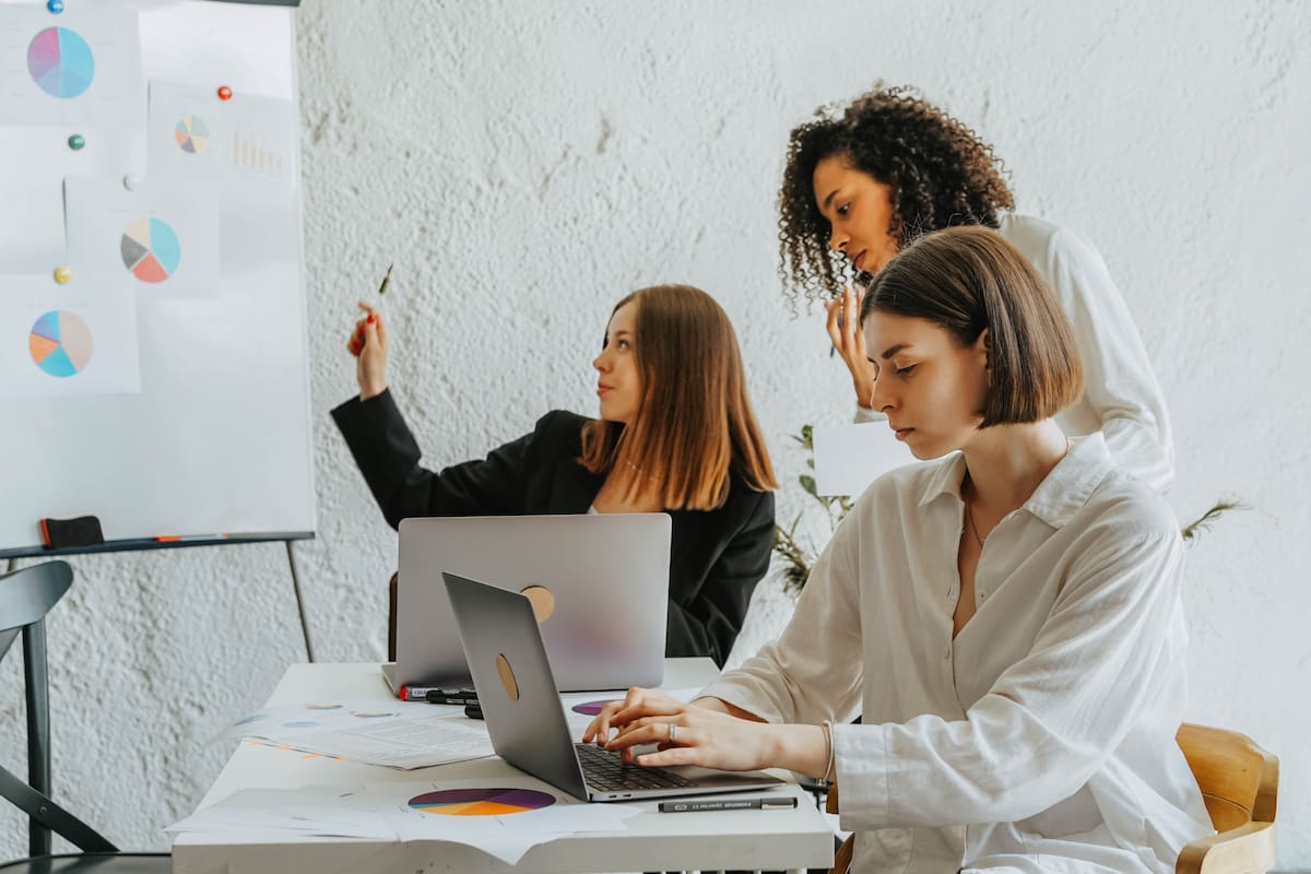 La Generación Z se siente culpable por tomar descansos para almorzar en el trabajo, según estudios