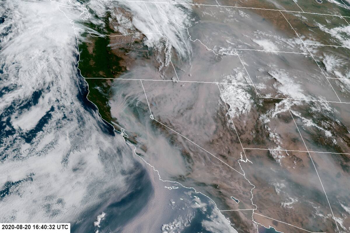 Muestran imágenes satelitales el humo de los incendios de California, cómo se extiende por casi mil kilómetros