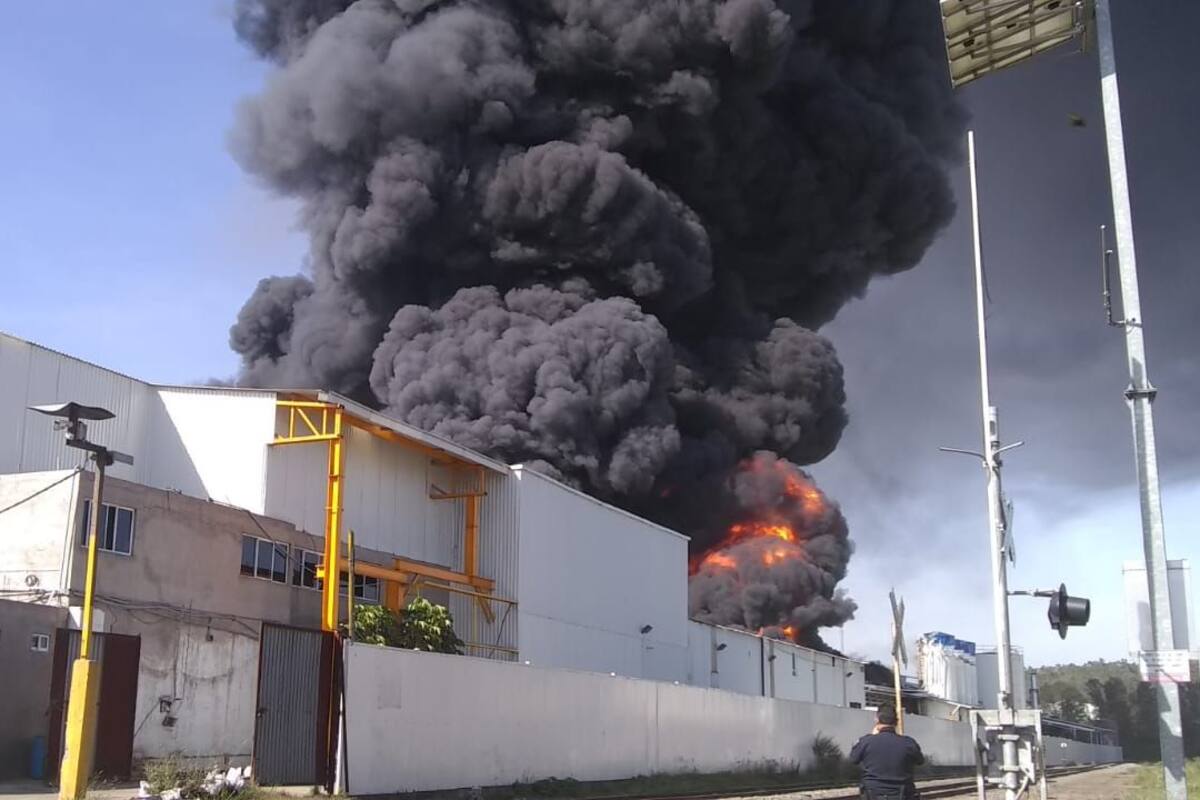 Fuerte incendio sorprende a habitantes de Morelia