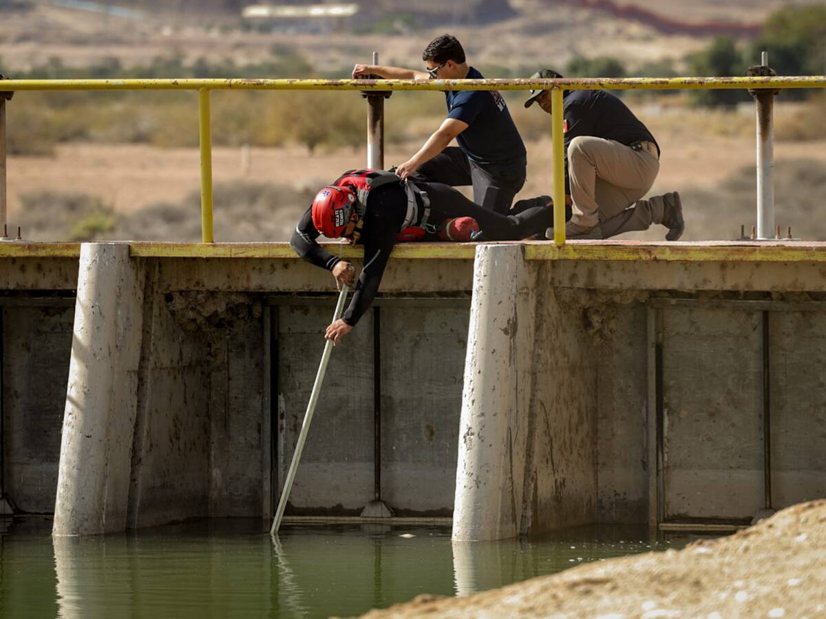 El cuerpo sin vida de un adulto mayor es encontrado flotando en el canal alimentador central, cerca de la bomba cero del acueducto Río Colorado. Lo anterior durante las labores de búsqueda de Manuel Lozano, de 77 años, cuyo auto fue encontrado en un canal cerca de la carretera a Tijuana este miércoles.(Foto: Javier Gallegos)