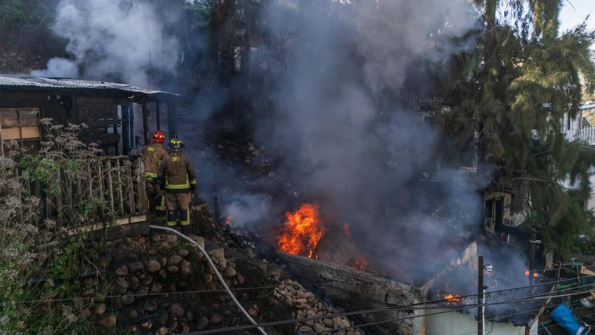 Un incendio registrado la tarde de este viernes provocó la pérdida total de dos viviendas en la colonia Miramar y dejó a un hombre con quemaduras de segundo grado. Foto: Border Zoom