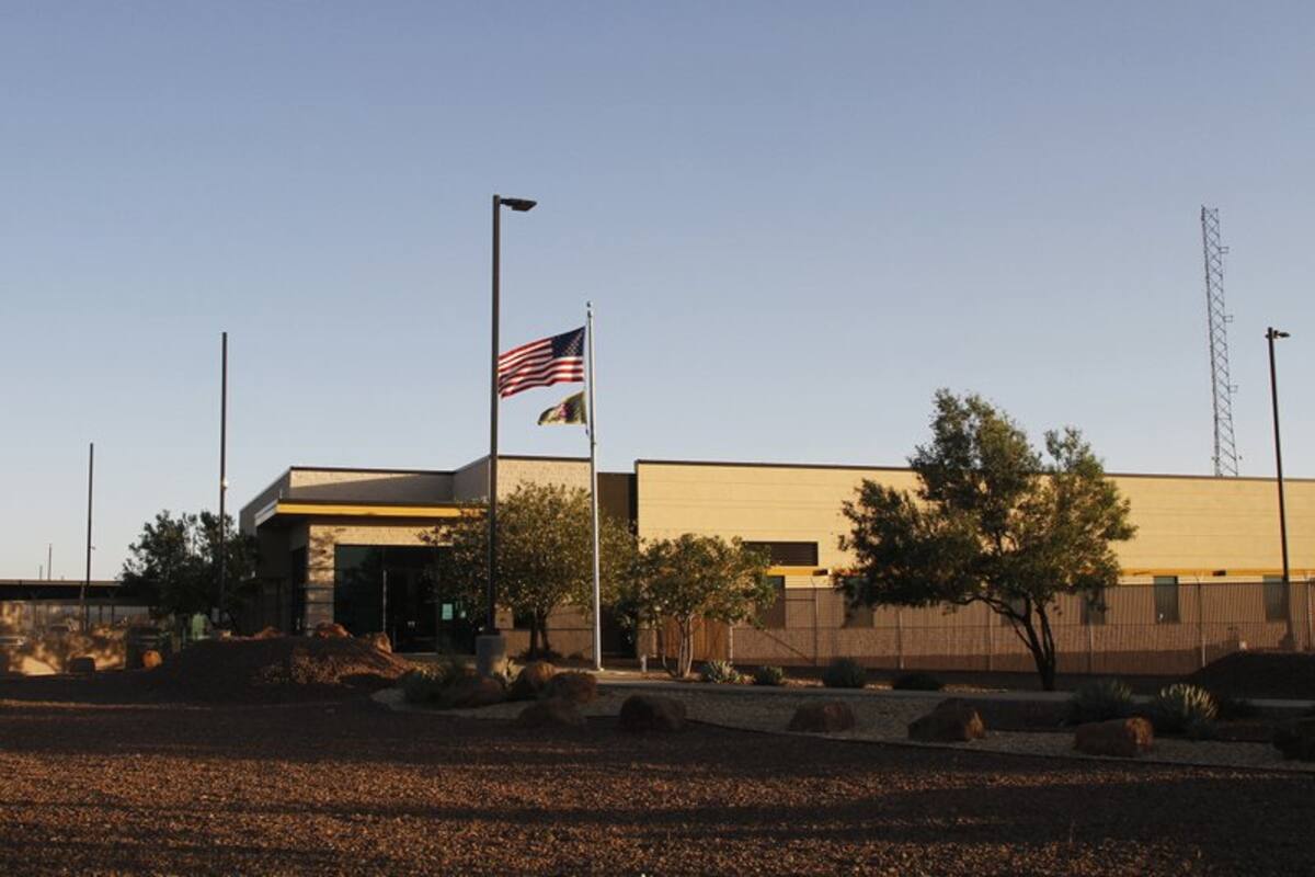 EU retira a mayoría de niños de centro de detención en Texas