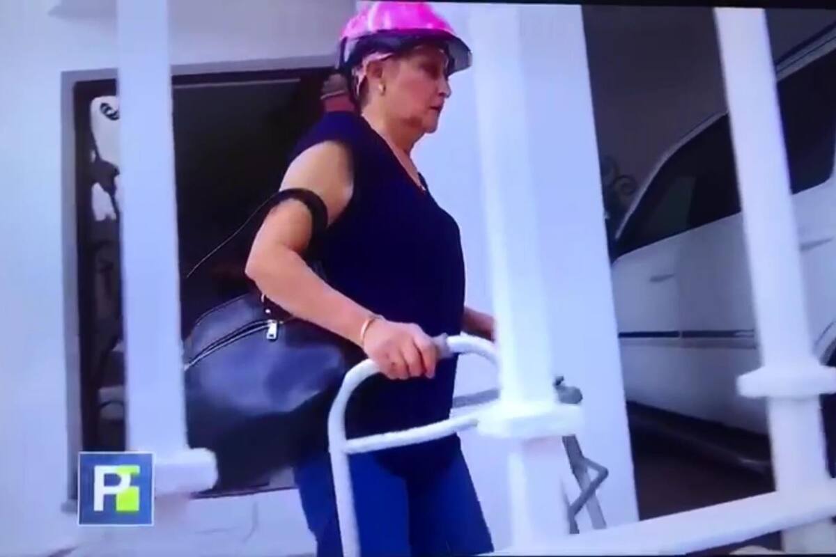 Mejora Elvia día con día y logra dar unos pasos